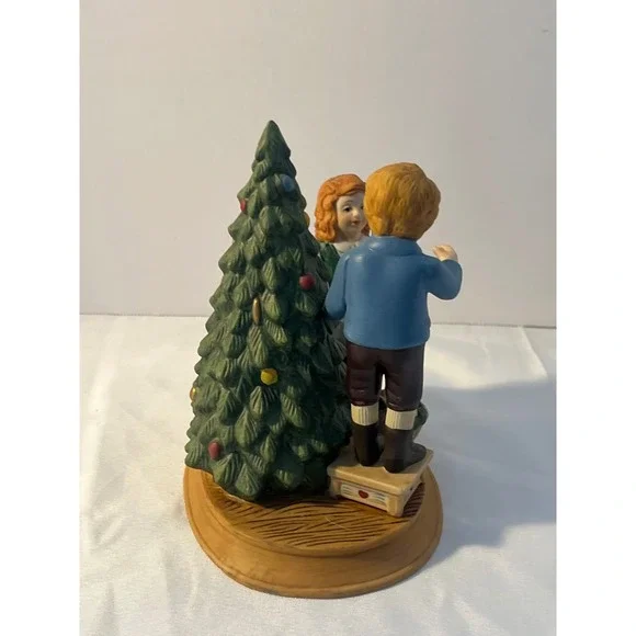 Avon‎ Christmas Memories 1982 Second Edition Figurine Decorating Tree - Picture 2 of 8